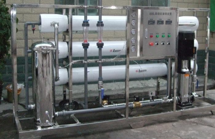 Commercial reverse osmosis plant with membrane housings and controls